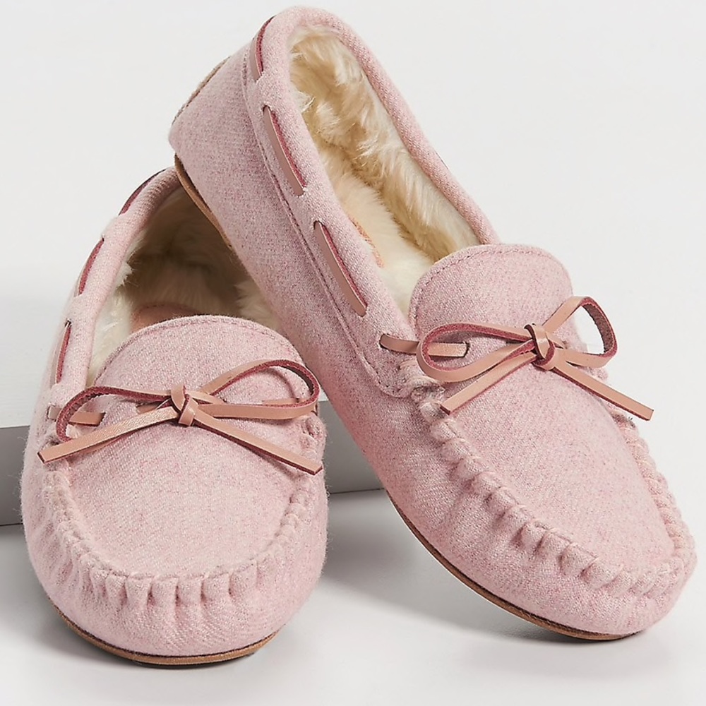 BRAND NEW WITH TAG!  Lovely Moccasin slippers - Picture 2 of 6